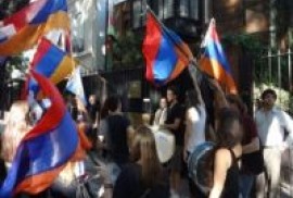 Arjantinli Ermeniler Azerbaycan Büyükelçiliği önünde protesto yaptılar