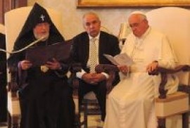   Tüm Dünya Ermenileri Katolikosu Papa Franciscus ile bir araya geldi