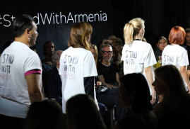 Milano moda haftası çerçevesinde Ermeni tasarımcılar, üzerinde "Stand with Armenia" yazılı tişörtler giyerek podyuma çıktı