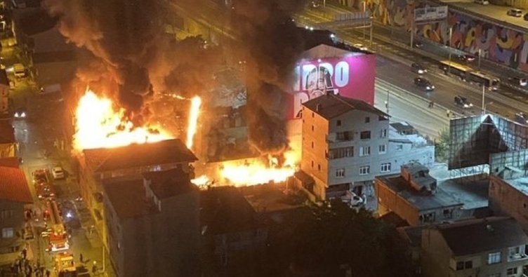 В Стамбуле мощный взрыв, пожар распространился на несколько зданий