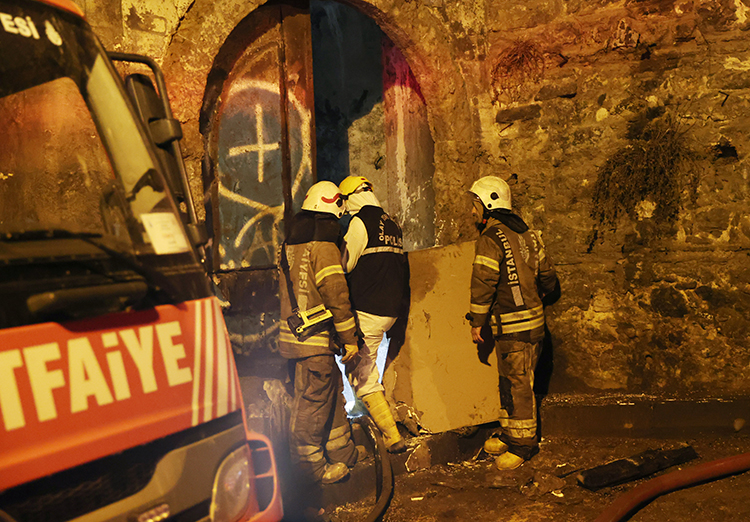 İstanbul'daki Surp Pırgiç Ermeni Katolik Kilisesi'nde yangın: 2 kişi hayatını kaybetti