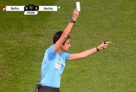 Futbol tarihinde ilk: Portekiz'de hakem beyaz kart gösterdi