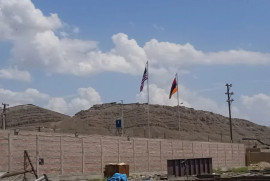 Yeraskh’ta inşa edilen metalurji tesisinin arazisinde Ermenistan ve ABD bayrakları dikildi