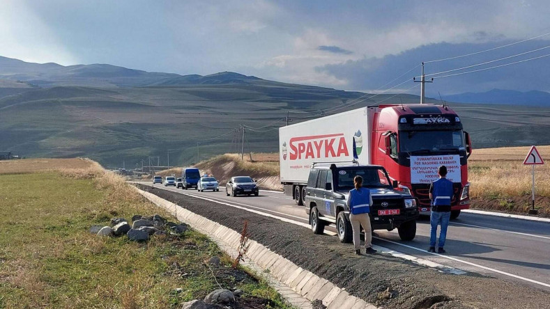Karabağ için insani yardım konvoyu hala bekliyor, Bakü oyunun bittiğini ilan ediyor