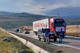 Karabağ için insani yardım konvoyu hala bekliyor, Bakü oyunun bittiğini ilan ediyor