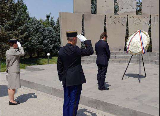 Fransız büyükelçi Yerablur'da Karabağ şehitlerin anısına saygı duruşunda bulundu