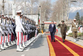 Ermenistan Savunma Bakanı savaşta şehit olan İran askerlerinin anıtına çelenk koydu (FOTO)