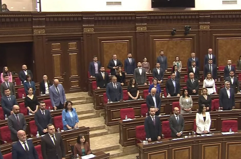 Ermenistan Parlamentosu, İran Cumhurbaşkanı Raisi'nin ve diğer üst düzey devlet yetkililerin anısına bir dakikalık saygı durunda bulundu