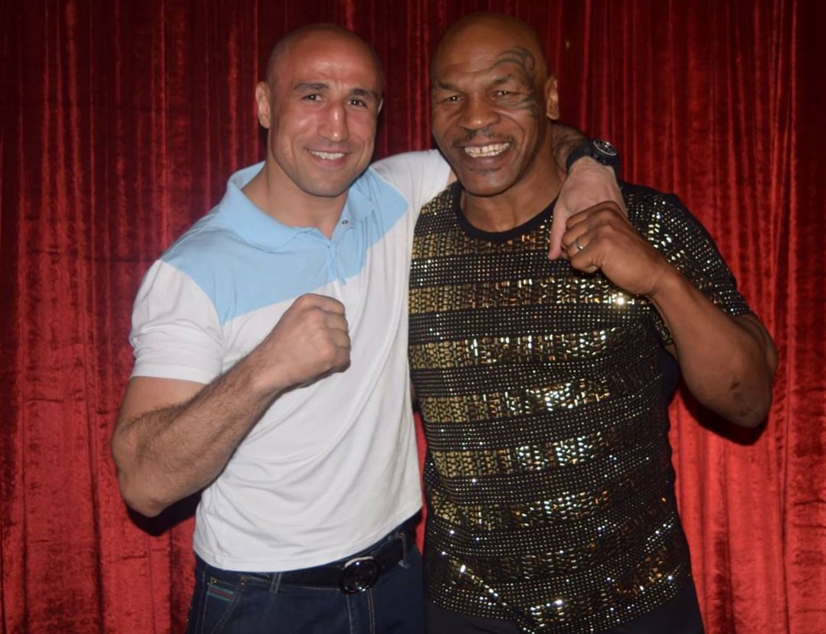 Ermeni bosör Arthur Abraham, doğum gününde efsanevi Mike Tyson'a Ermeni konyağı hediye etti (Video)