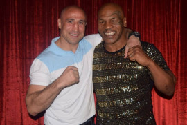Ermeni bosör Arthur Abraham, doğum gününde efsanevi Mike Tyson'a Ermeni konyağı hediye etti (Video)