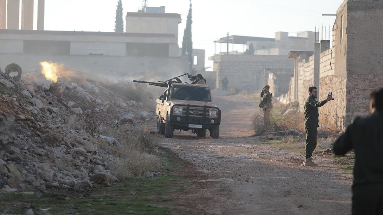 Cihatçılar Hama'nın eteklerine vardı: Halep'ten Hama'ya çekilen Suriye ordusu 'Geri püskürtmeye hazırız' dedi
