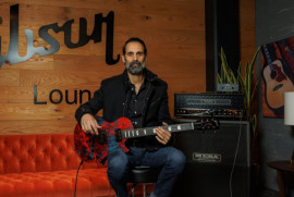 Julien's Auctions, Ermeni şarıkıcı Serzh Tankian'ın gitarını açık artırmaya çıkardı (FOTO)