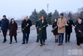 AKPM Üyeleri Ermeni Soykırımı Anıtını ziyaret etti