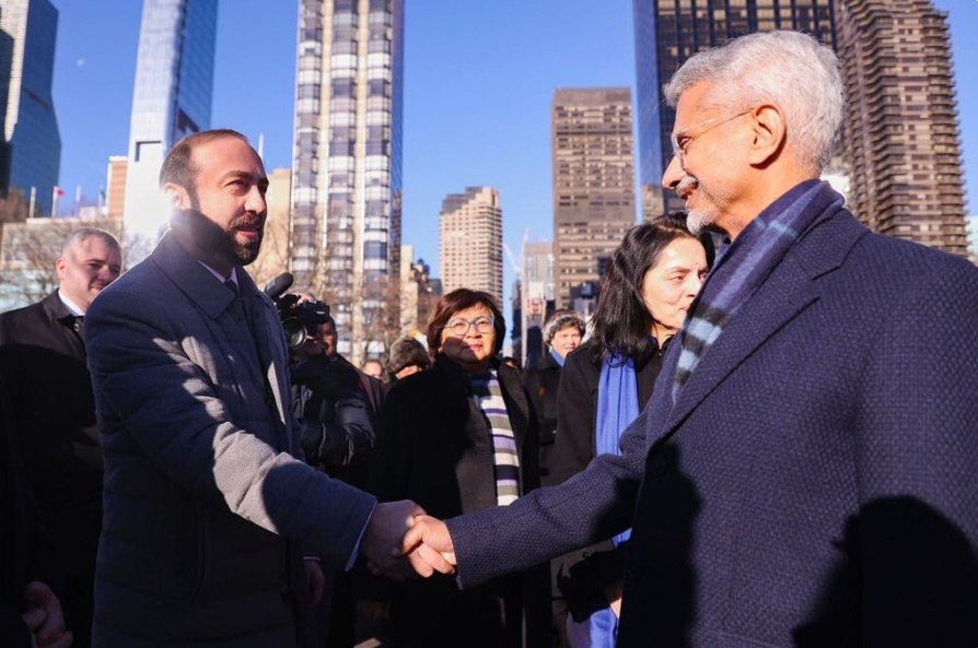 Ermenistan Dışişleri Bakanı, Hindistan Dışişleri Bakanı'nı Cumhuriyet Günü'nde tebrik etti